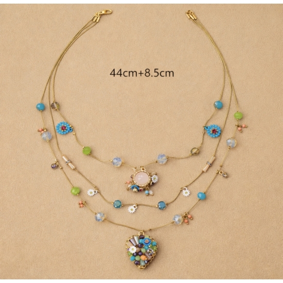 Efektowny, wielowarstwowy naszyjnik z kolorowymi kamieniami i zawieszkami.